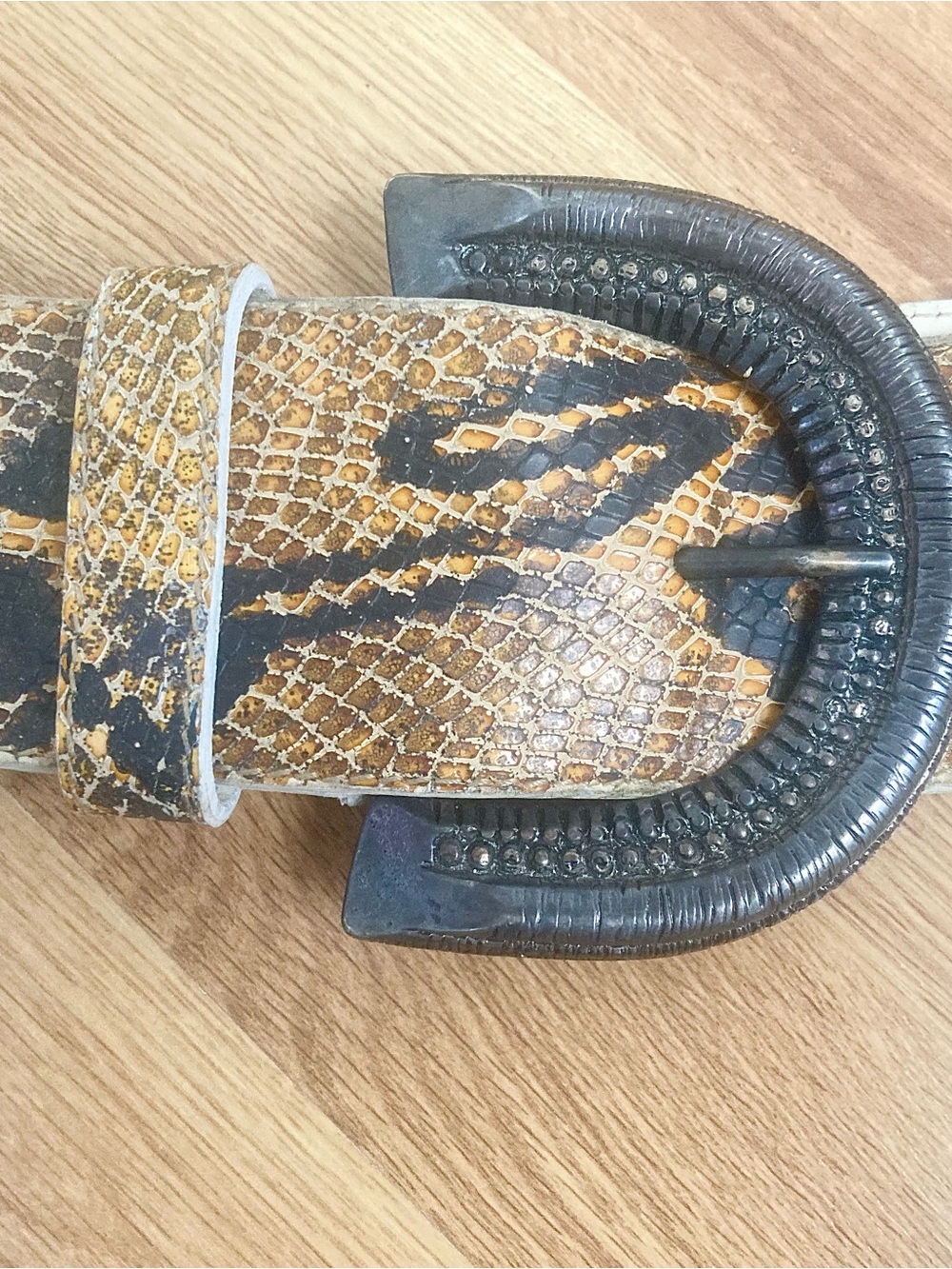 Vintage women’s LUNA snake embossed leather belt w/distressed large buckle